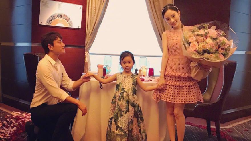 李小璐贾乃亮庆结婚5周年 晒温馨全家福