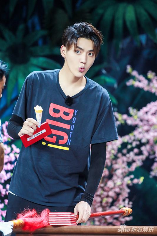 吴亦凡吃冰淇淋俏皮