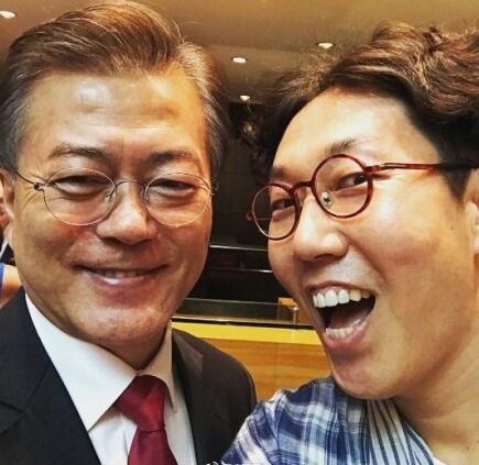 笑星晒与文在寅同框照 感叹:还会有这种机会么