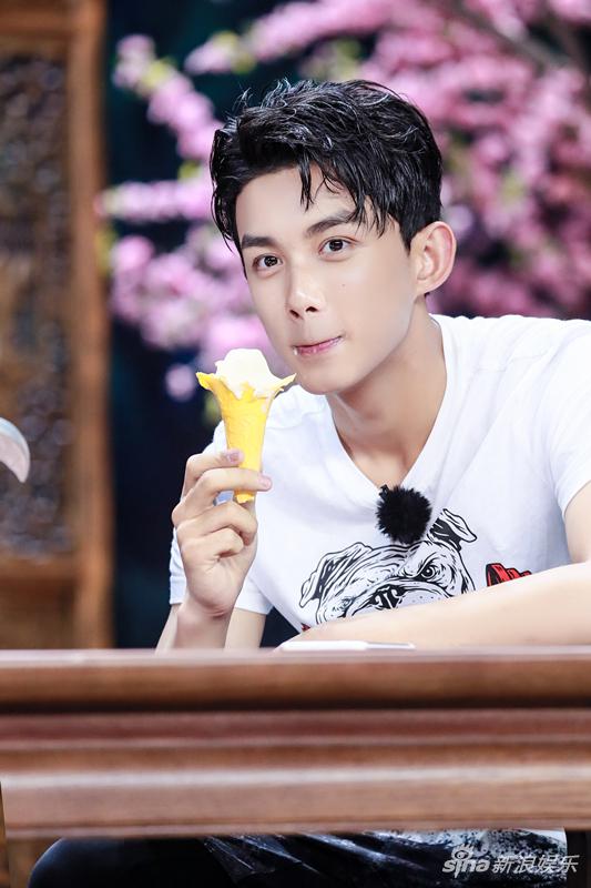 吴磊吃冰淇淋可爱