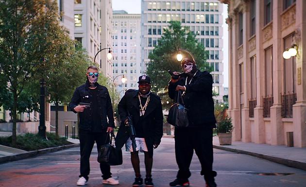 美国说唱组合Run The Jewels以及说唱实力大咖Big Boi也变身劫匪出镜 (1)