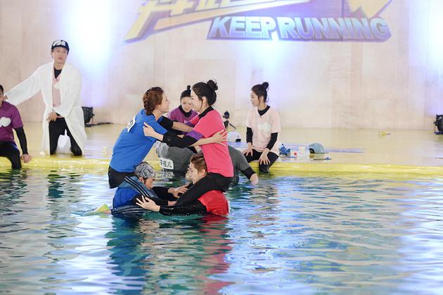 泳池撕名牌大战