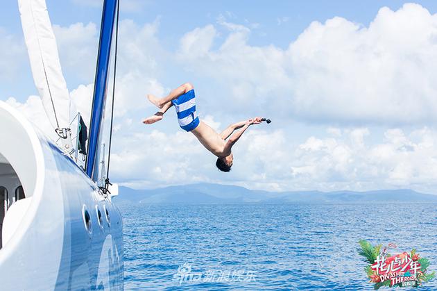 杨祐宁后空翻入海