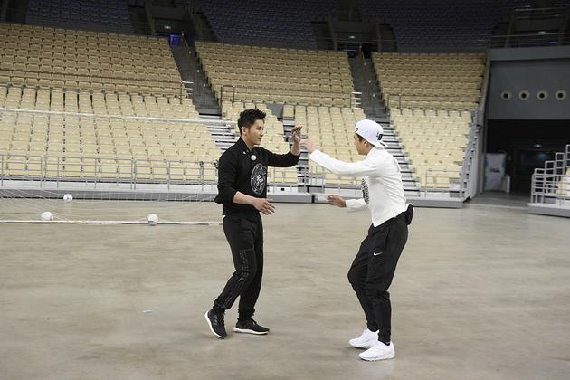 李晨“旋转”撕名牌