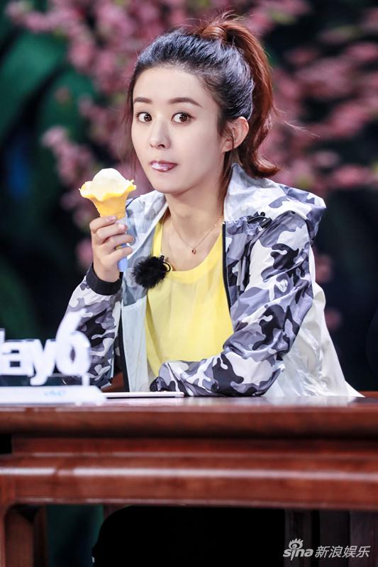 赵丽颖吃冰淇淋呆萌