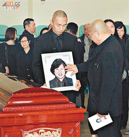 刘兆铭4年前在妻子告别式上，悲痛抚摸妻子遗照，一幕令人动容