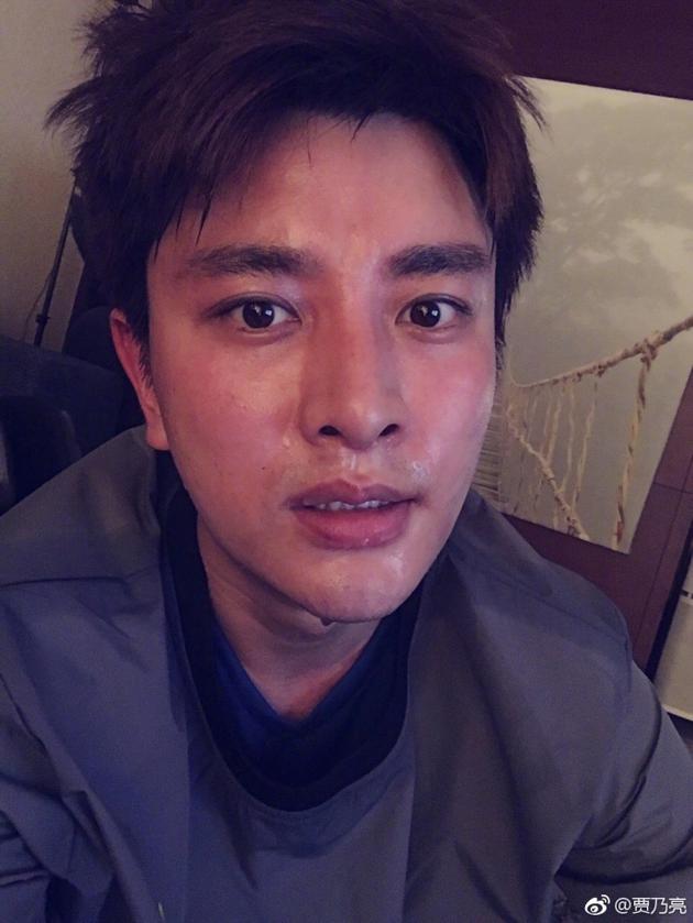 贾乃亮脸涨得通红汗珠成股流下:跑步最崩溃