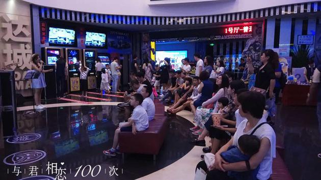 音乐会现场观众聆听