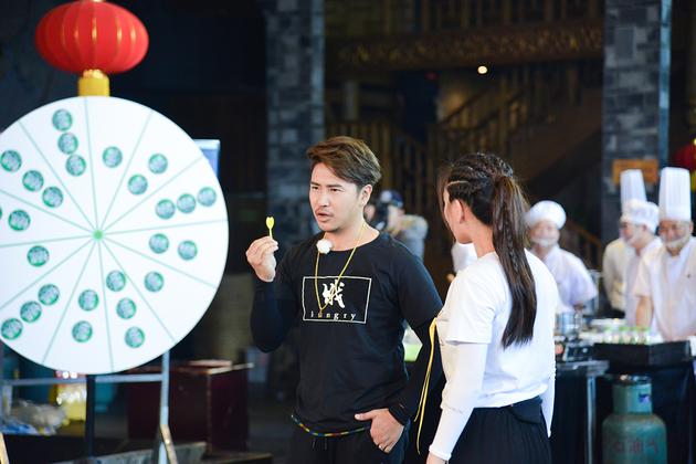 马苏、欧弟在火锅店讨论飞镖技术