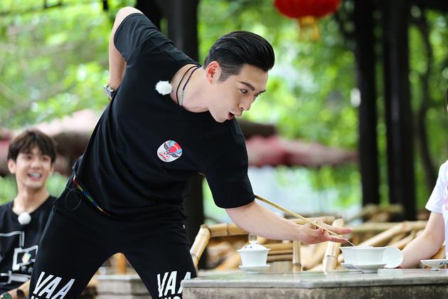 严屹宽长嘴铜壶茶艺有模有样