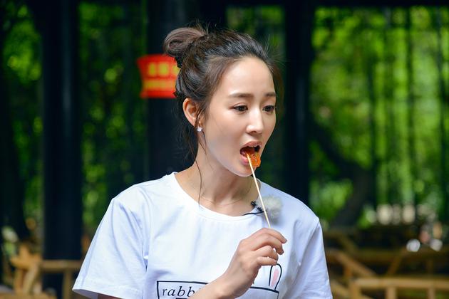 张钧甯品味自己制作的糖人