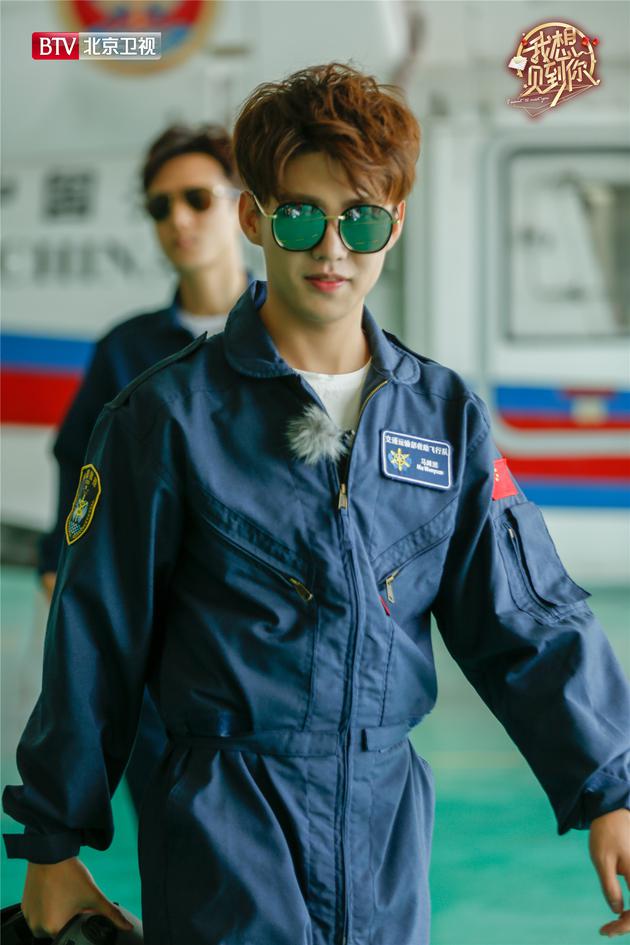 马闻远飞行服帅气阳光