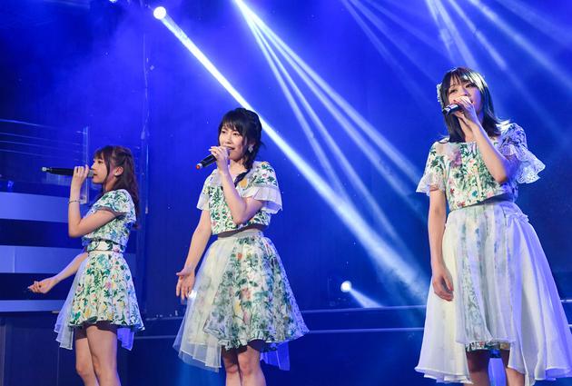 Akb48横山由依穿碎花洋装现身与粉丝大玩摔角 手机新浪网 Akb48横山由依穿碎花洋装现身与粉丝大玩摔角 手机新浪网