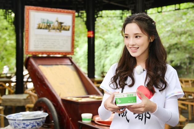 彭小苒品尝“三大炮”