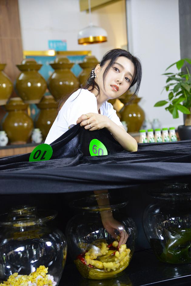范冰冰成功摸到“恐怖箱“中的正宗老坛酸菜
