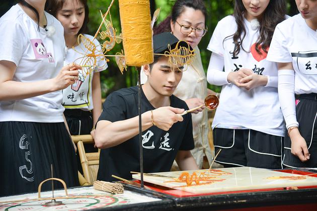 陈学冬体验中国传统手工技艺画糖人