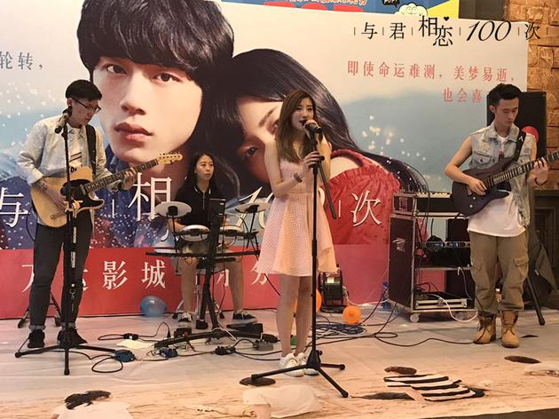 音乐会现场深情演唱主题曲