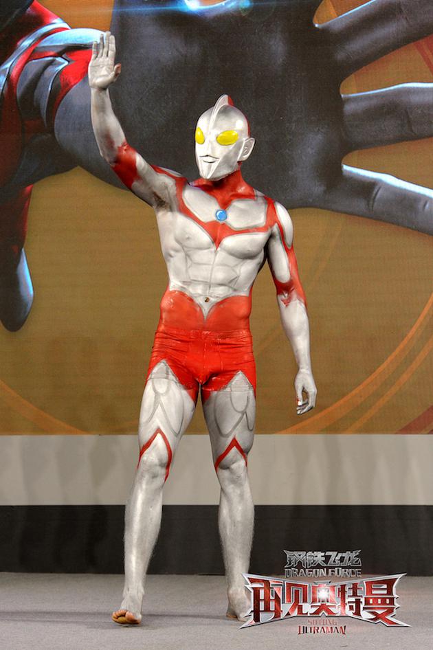 奥特曼登场打招呼