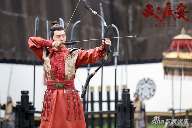 《天下长安》赵东泽着皇族刺绣长袍 演绎霸气齐王