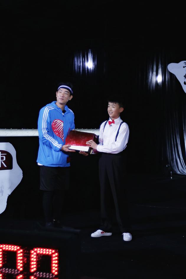 陈小春为记忆达人颁奖
