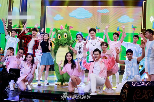 迟帅胡可王一博张雪迎跳热龙舞