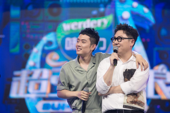 好妹妹乐队秦昊搂肩搭档张小厚