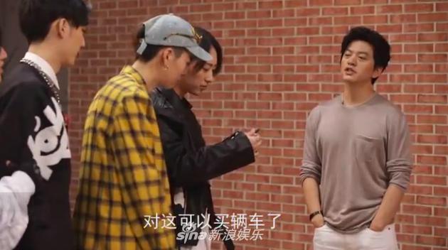 李健在一旁不经意地透露：“这一口至少得一万块钱，这小瓶可以抵辆车了。”