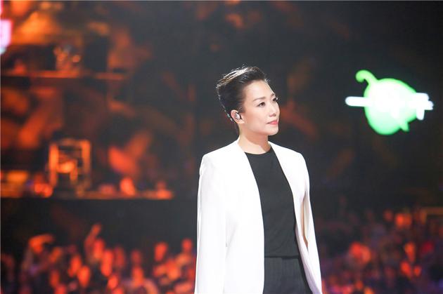 西装短发，林忆莲尽显知性美