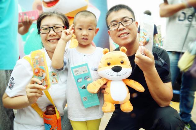 小朋友在知识抢答中得了一等奖