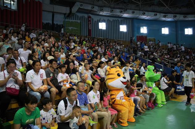 守护童心小分队观赏动物表演