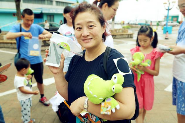 家长响应锁屏号召将手机放入密封袋中