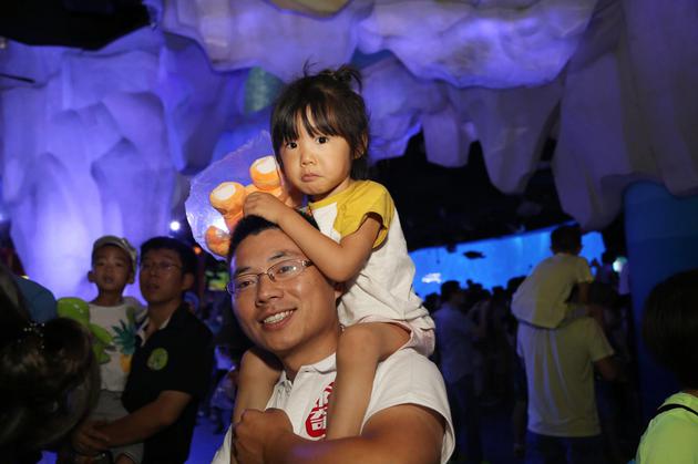 小朋友看到了极地动物