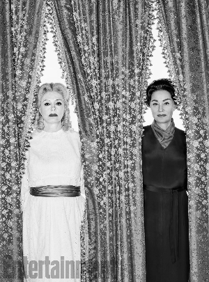 《宿命》中两大影后贝蒂·戴维斯与琼·克劳馥争奖的故事，又在苏珊·莎兰登（左）与洁西卡·兰芝（右）间上演了