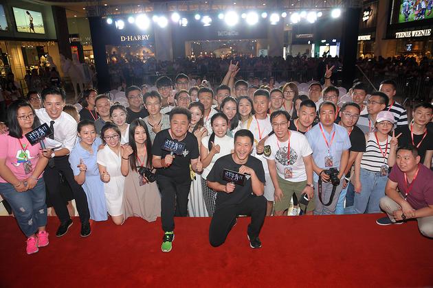 6、吴京、于谦与现场观众合影