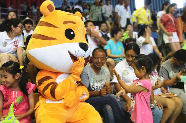 迷你虎和小朋友亲切互动