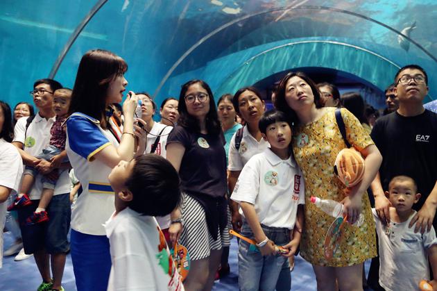 家长和小朋友在海底世界游玩