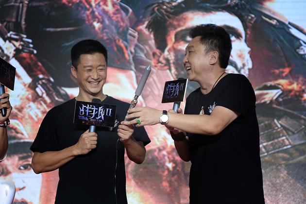 2、现场出现的卷发棒令所有人忍俊不禁