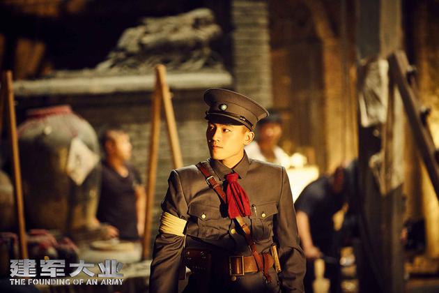 电影《建军大业》欧豪在片场中