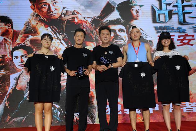 5、吴京、于谦送幸运观众纪念服