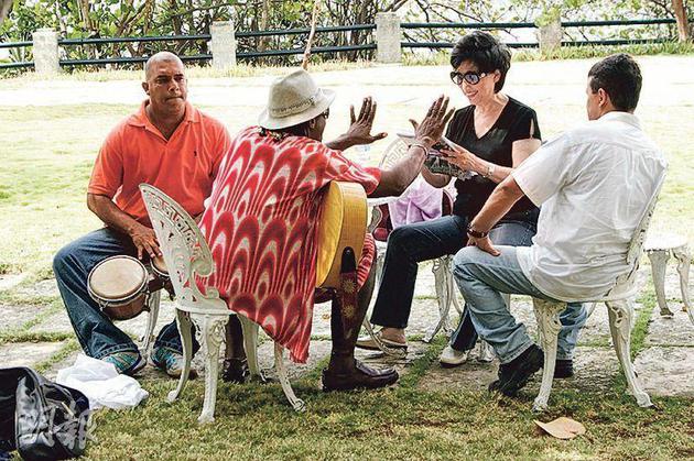 2007年潘迪华去夏湾拿旅行，与当地音乐人合唱。