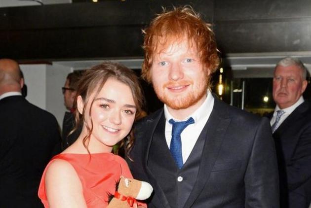 黄老板为二丫演唱歌曲