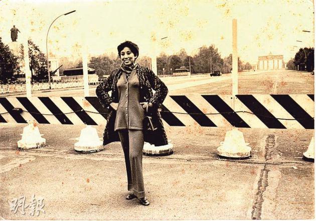 1969年潘迪华勇闯东西柏林的禁区地带，反映了她天生大胆及好奇心强的性格。