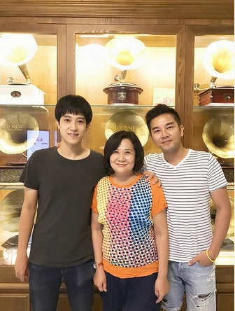 洪量如今已大学毕业，长大后变高也变帅了。