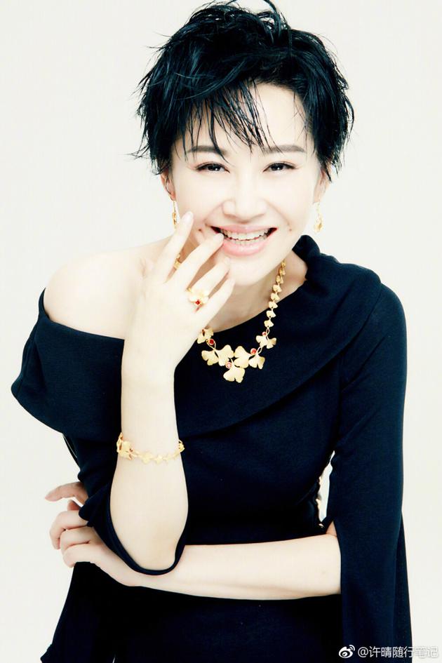 许晴笑容灿烂梨涡尽显 小露香肩皮肤光滑仍似少女