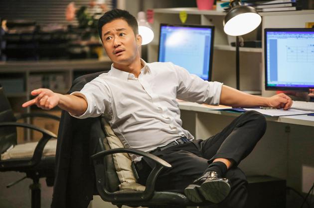 吴京化身办公室白领