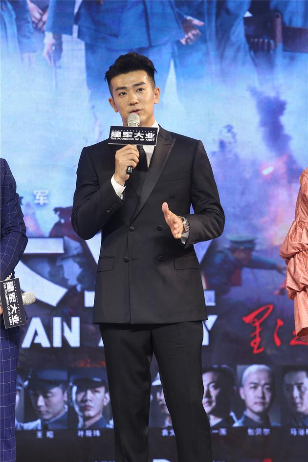 李岷城饰演周逸群