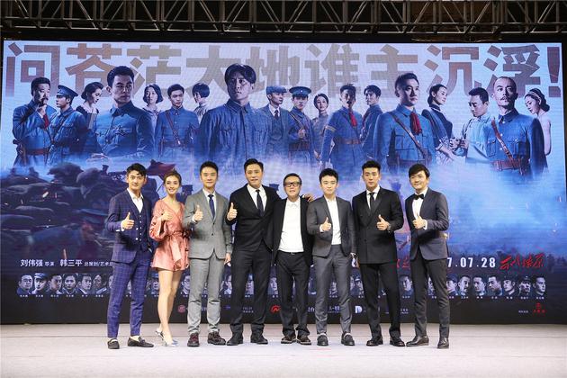电影《建军大业》主演与导演刘伟强合影