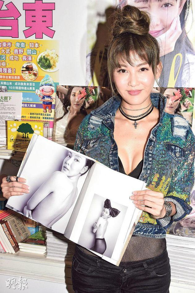 33岁李彩华昨天（7月19日）打扮性感去书展为自己的写真集《Lovely Rain》造势，她穿着低胸黑色束身上衣，外加闪令令珠片牛仔上衣，吸引不少龙友围观拍照。