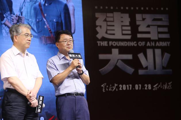 中国电影股份有限公司董事长喇培康与南昌广播电视台台长张金洁