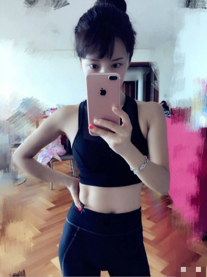 李念变身"腰功精"? 健身"打卡照"马甲线惹眼